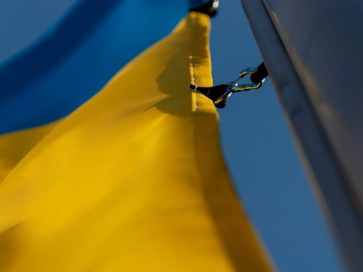 Wrocławska komunikacja miejska zmienia ukraińskie flagi na naklejki