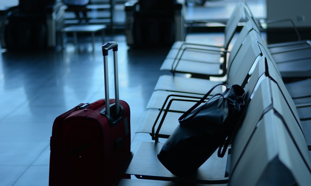 Nieodpowiedni żart na lotnisku kosztował pasażera 500 zł
