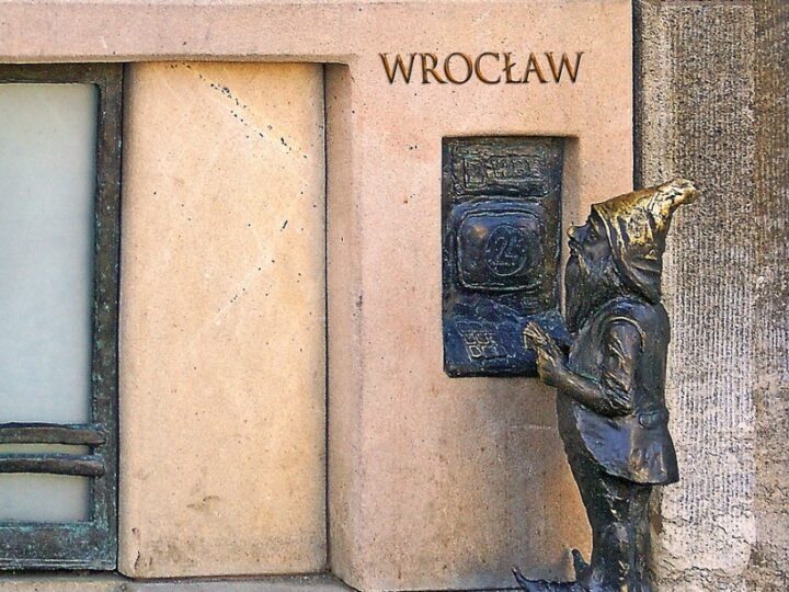 Wrocław: Ujawniono nową postać krasnala przy III Liceum Ogólnokształcącym – prezent na Mikołajki dla uczniów