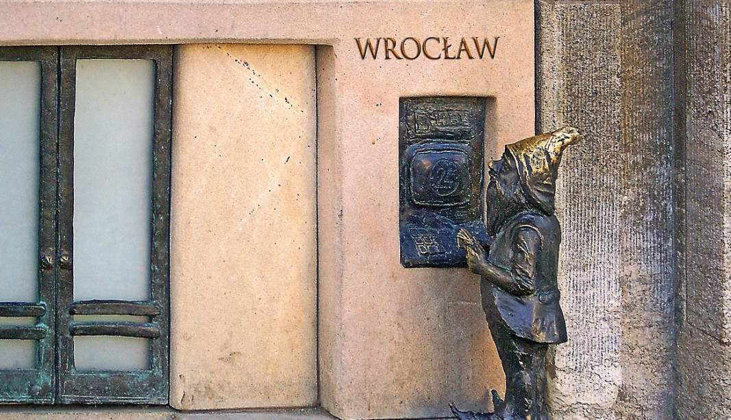 Wrocław: Ujawniono nową postać krasnala przy III Liceum Ogólnokształcącym – prezent na Mikołajki dla uczniów