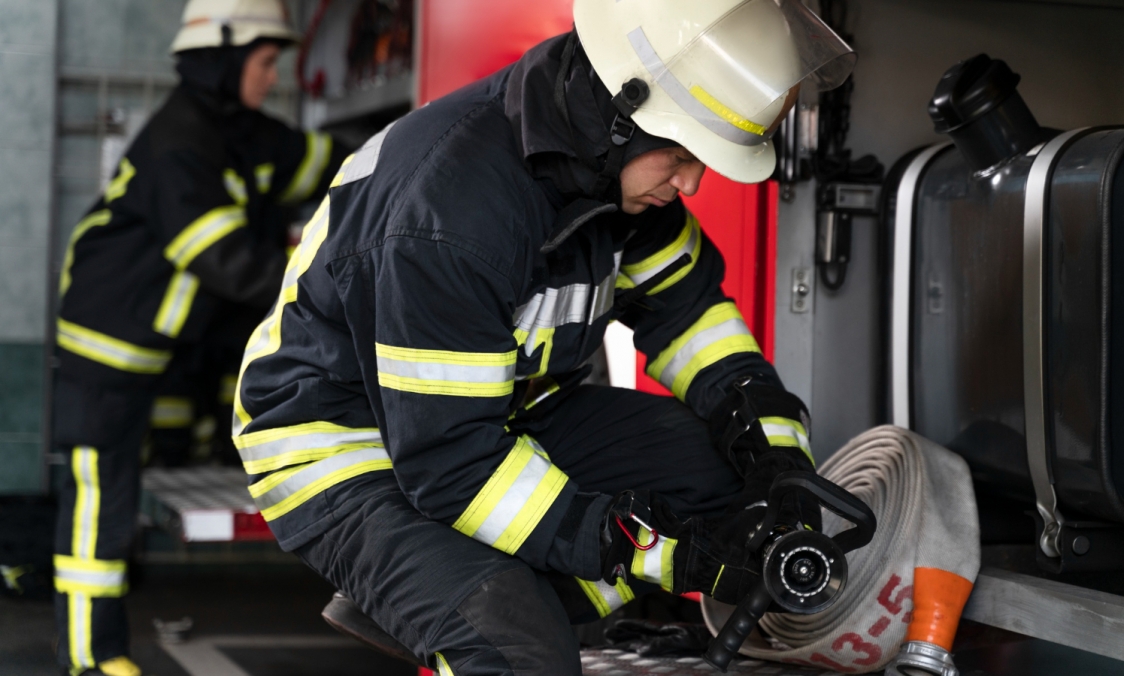Pożoga na Karmelkowej we Wrocławiu: Strażacy przez wiele godzin gasili płonącą halę
