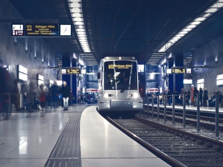 Zatłoczony pociąg niemieckiego przewoźnika pozostawił pasażerów z Wrocławia na stacji, bez możliwości powrotu po Jarmarku Bożonarodzeniowym w Dreźnie