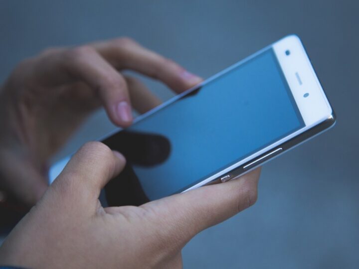 Wrocławska policja ostrzega: Podejrzane SMS-y mogą być narzędziem oszustów. Nie otwieraj linków!