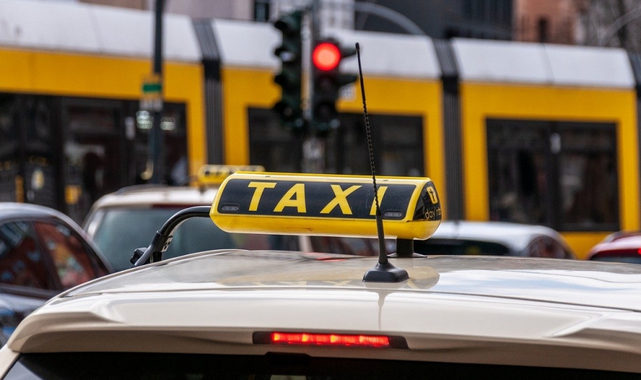 Policja z Wrocławia zatrzymuje kierowcę taksówki, który mógł handlować narkotykami