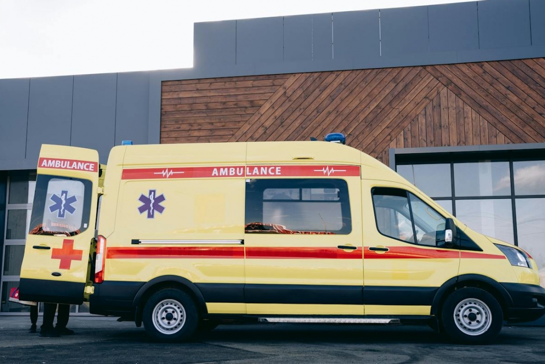 Wrocław: Ratownicy medyczni wezwani do pomocy młodej kobiety, która straciła przytomność na ulicy Milenijnej