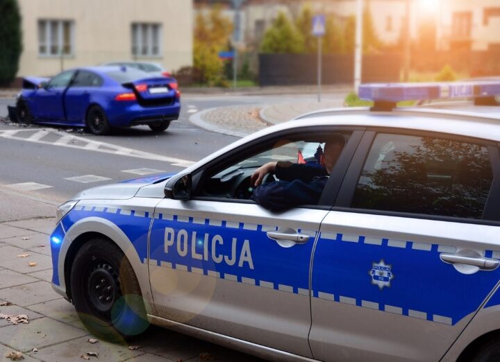 Poranna policyjna pogoń koło Wrocławia zakończona wypadkiem: dwa poszkodowane radiowozy i dwóch policjantów z obrażeniami