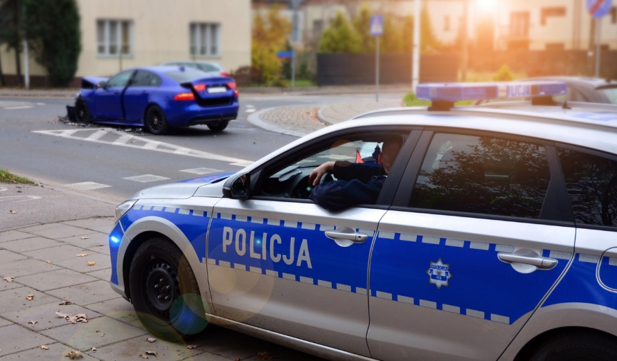 Poranna policyjna pogoń koło Wrocławia zakończona wypadkiem: dwa poszkodowane radiowozy i dwóch policjantów z obrażeniami