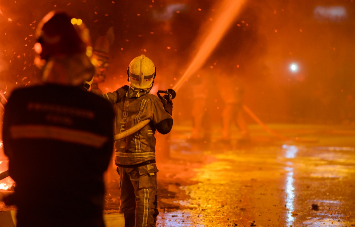 Przeżarte ogniem warsztaty i pojazdy ciężarowe w Wrocławiu – strażacy walczą z płomieniami