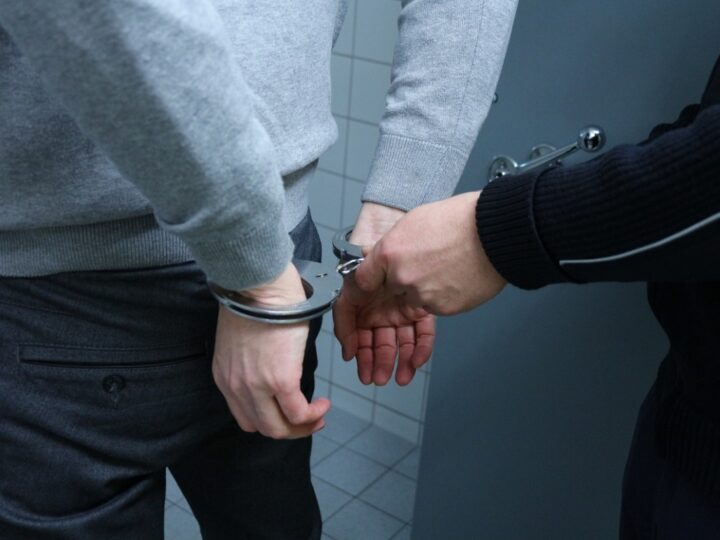 Skandaliczne działania w ścianach aresztu: funkcjonariusze Służby Więziennej zaangażowani w nielegalny handel narkotykami
