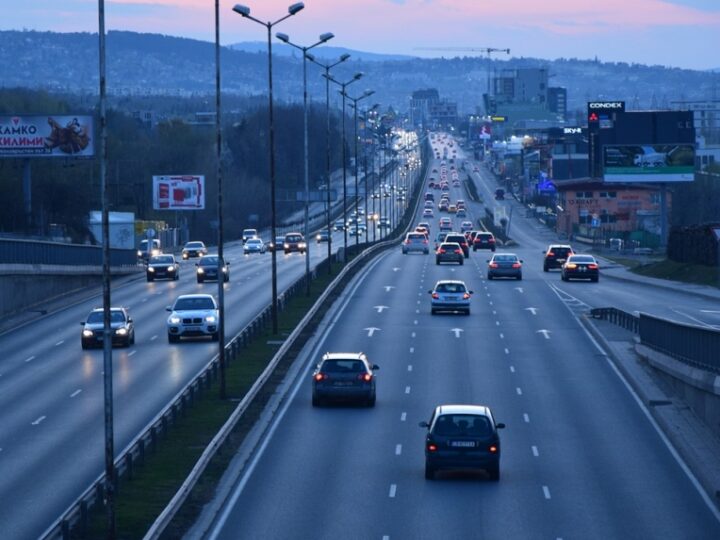 Tragiczny poranek na autostradzie A4 pod Wrocławiem: Trzy ofiary śmiertelne i ranni w wyniku zderzenia busa z tirem