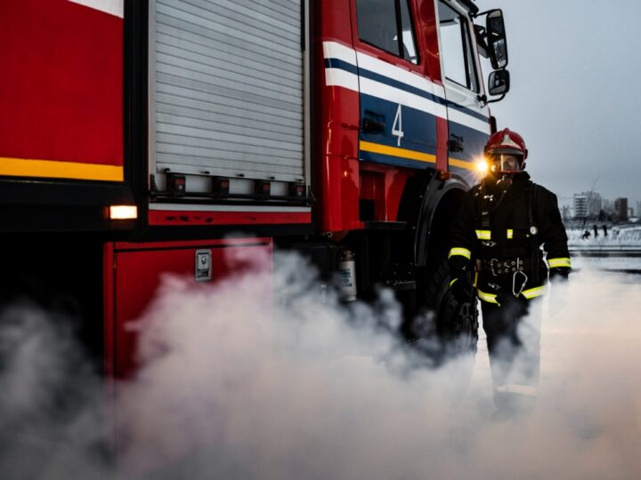 Interwencja strażaków na ulicy Gwarnej we Wrocławiu: zapłonęły garaże