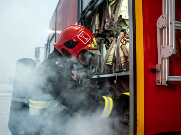 Dramatyczny pożar foliowych magazynów używanych przedmiotów w Czaczu – 28 jednostek straży pożarnej zaangażowanych w akcję