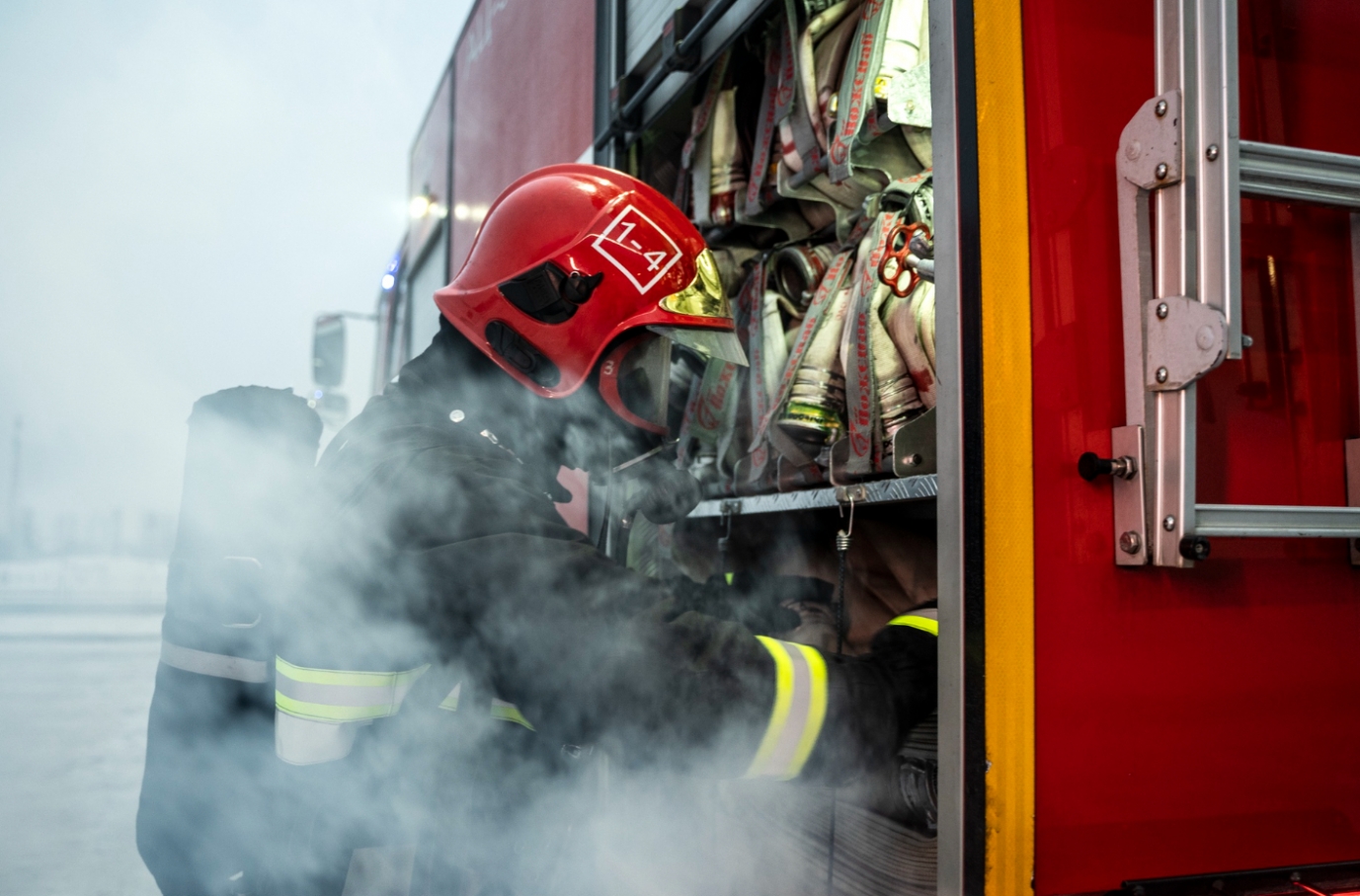 Dramatyczny pożar foliowych magazynów używanych przedmiotów w Czaczu – 28 jednostek straży pożarnej zaangażowanych w akcję