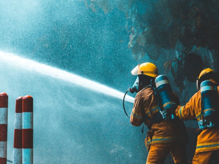 Pożoga na Dolnym Śląsku: Ogromny pożar niszczy hale tartaku