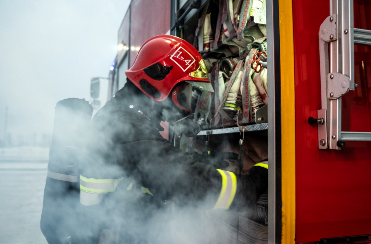 Interwencja straży pożarnej we Wrocławiu: Ogień strawił podłogę w opuszczonym budynku