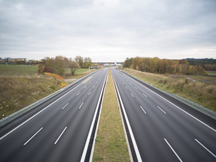 O kolizję samochodu osobowego i tramwaju doszło na wrocławskim Most Dmowski. Jak wpłynęło to na komunikację miejską?