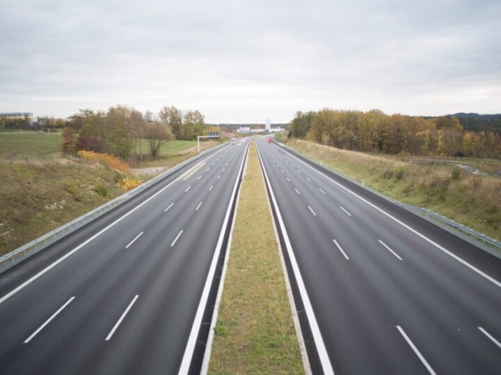 Straszny karambol na autostradzie A4: ośmiu pojazdów zaangażowanych, droga zablokowana do popołudnia