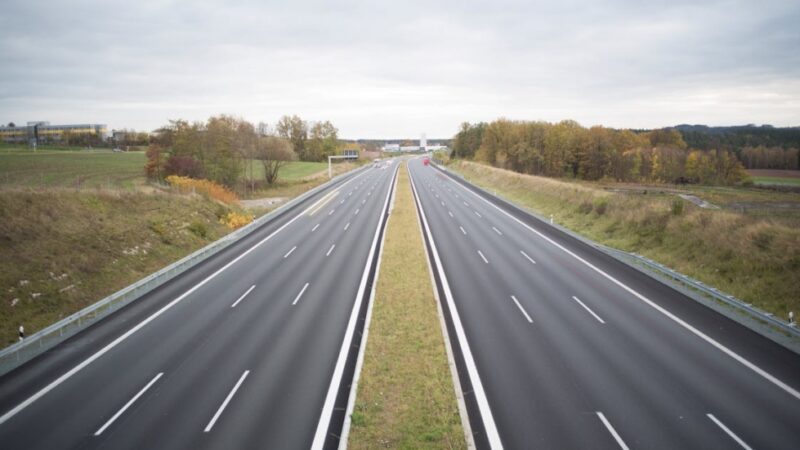 Straszny karambol na autostradzie A4: ośmiu pojazdów zaangażowanych, droga zablokowana do popołudnia