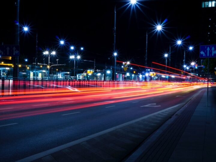 Trzy samochody zderzyły się na autostradzie obwodowej we Wrocławiu, a kilka setek metrów dalej zapalił się silnik w samochodzie