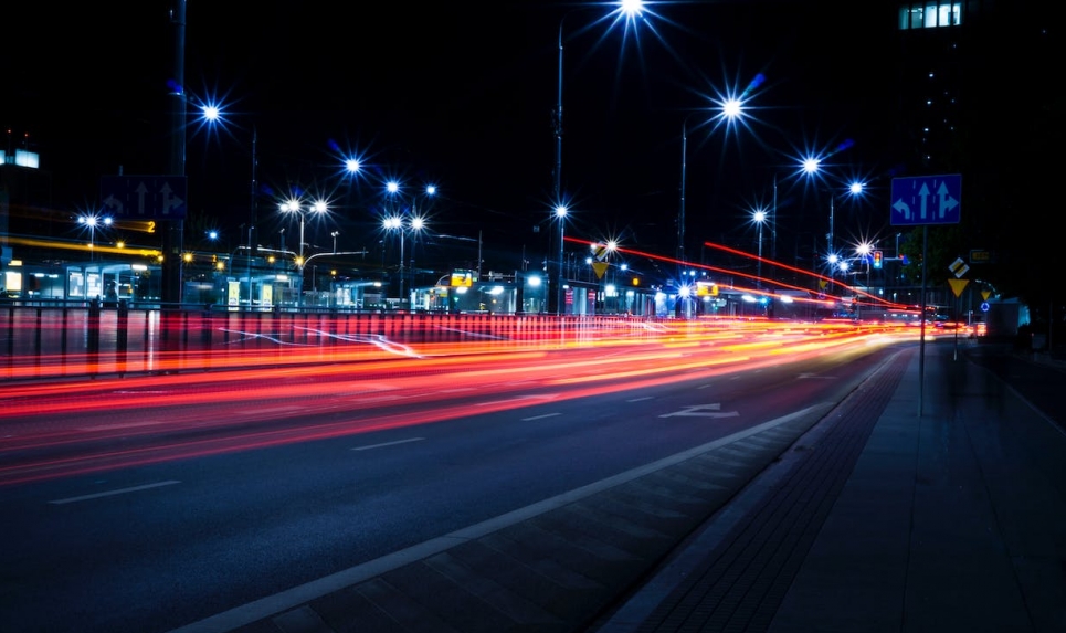 Trzy samochody zderzyły się na autostradzie obwodowej we Wrocławiu, a kilka setek metrów dalej zapalił się silnik w samochodzie