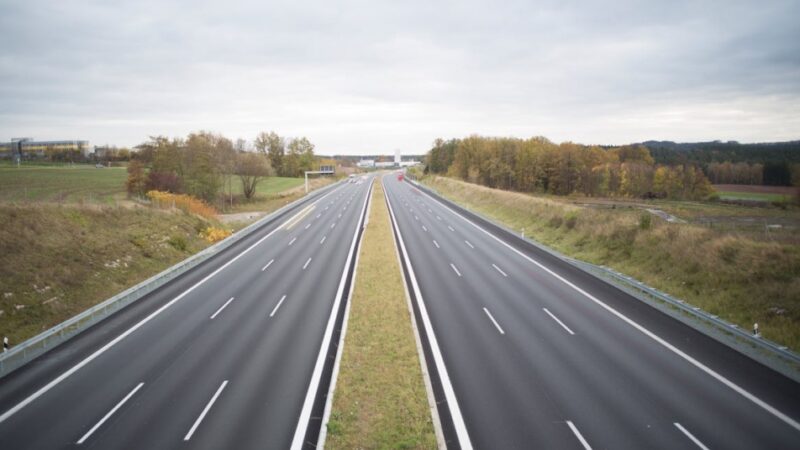 Nagły zdarzenie drogowe na wrocławskiej Sołtysowickiej – nastolatka potrącona przez samochód osobowy