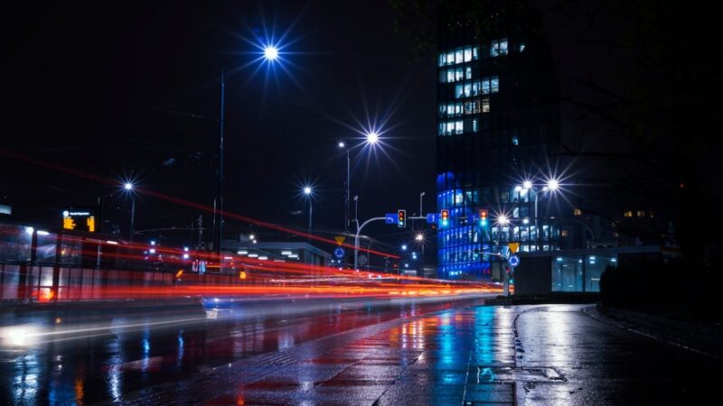 Uderzenie samochodu w przystanek autobusowy na ulicy Kuklińskiego we Wrocławiu wywołuje grozę