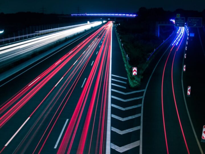 Kolizja dwóch pojazdów na Autostradowej Obwodnicy Wrocławia: nieznana liczba poszkodowanych