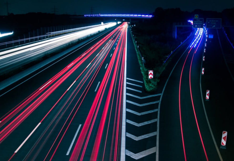 Kolizja dwóch pojazdów na Autostradowej Obwodnicy Wrocławia: nieznana liczba poszkodowanych