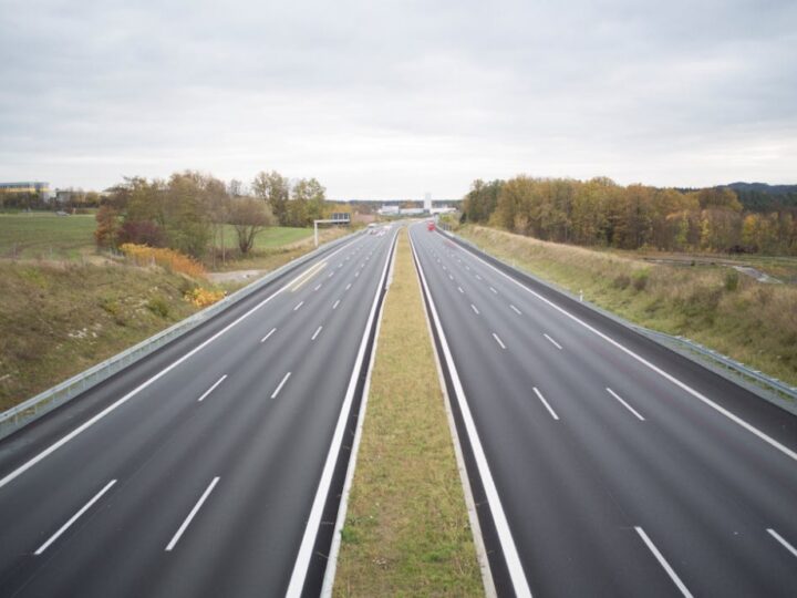 Autostrada A4 sparaliżowana po zderzeniu busa z naczepą tira pod Wrocławiem