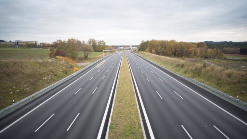 Autostrada A4 sparaliżowana po zderzeniu busa z naczepą tira pod Wrocławiem