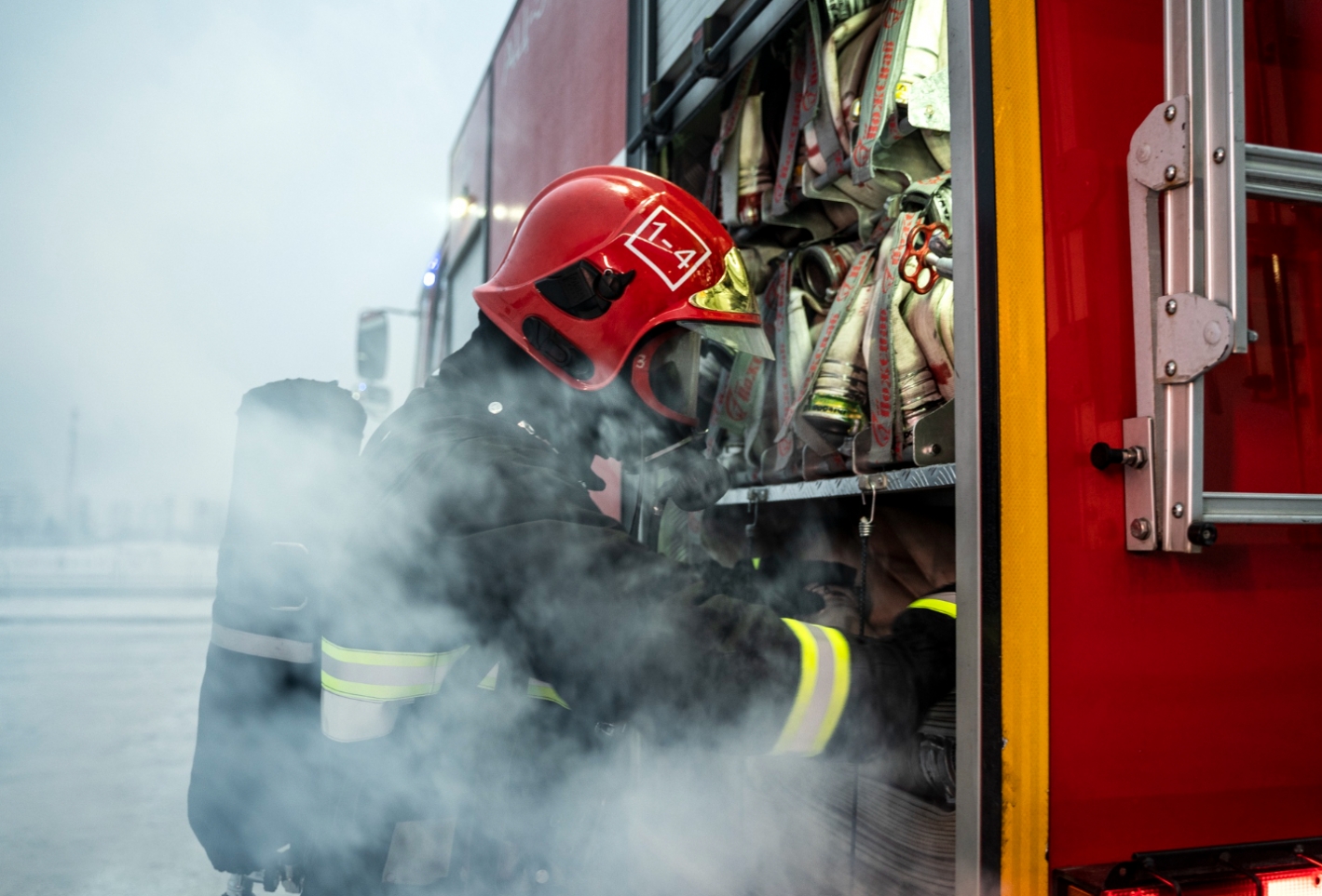 Czwarte piętro na ulicy Mieszczańskiej we Wrocławiu: pożar na balkonie szybko opanowany