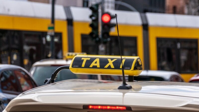 Taksówkarz z Wrocławia zastraszył innego kierowcę plastikowym pistoletem – grozi mu teraz trzy lata pozbawienia wolności