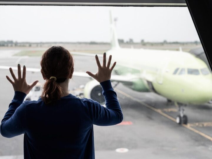 Awaria samolotu we Wrocławiu: Pasażerowie na lotnisku czekają na rozwiązanie problemu