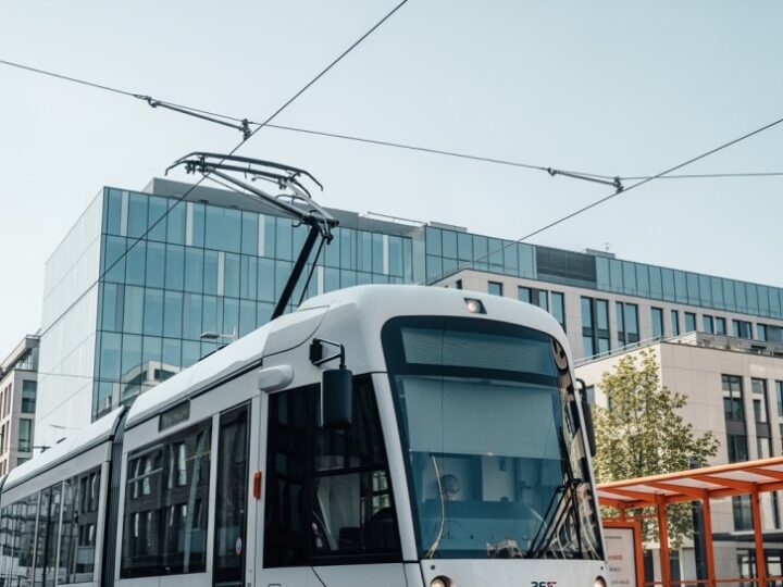 Mickiewicza zmienia oblicze: nowoczesne torowisko i zielone przystanki w Wrocławiu!