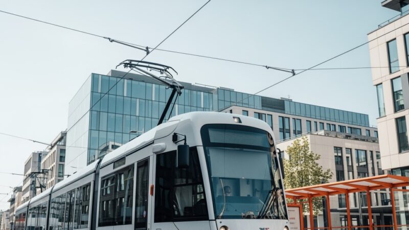 Mickiewicza zmienia oblicze: nowoczesne torowisko i zielone przystanki w Wrocławiu!