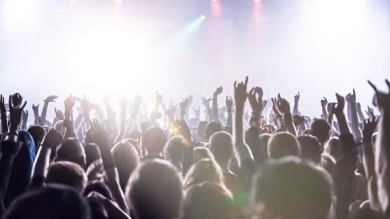 Kamil Kowalski oczaruje Firlej: emocjonalny koncert przed premierą!