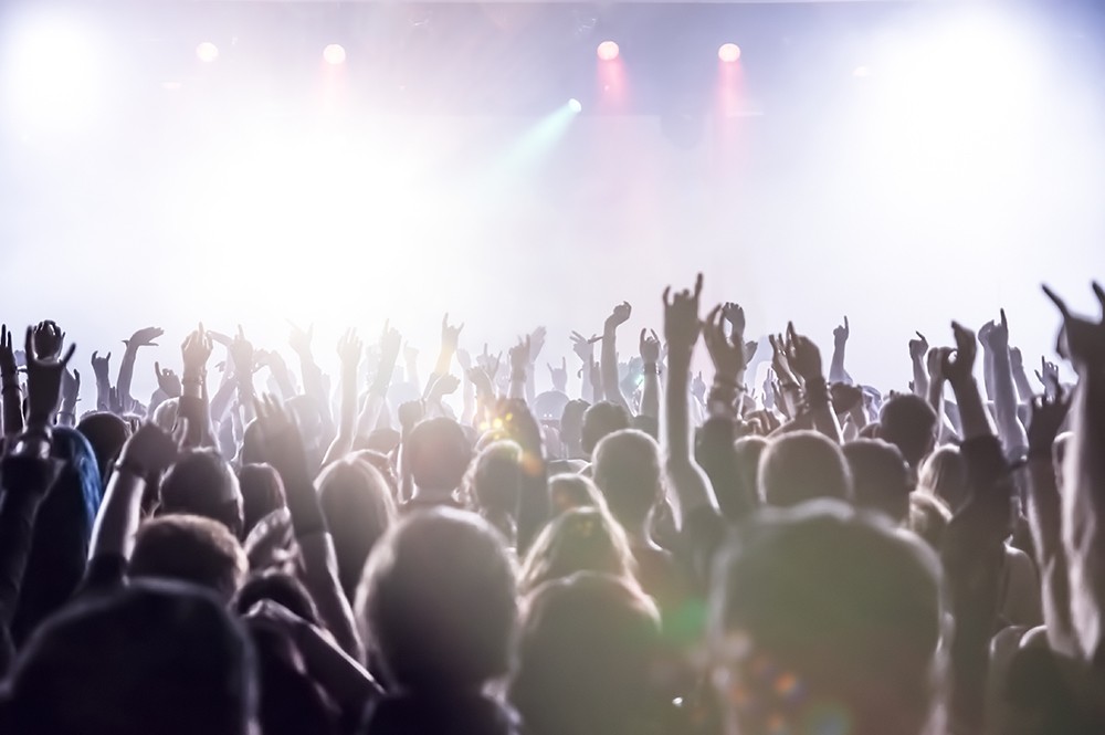 Kamil Kowalski oczaruje Firlej: emocjonalny koncert przed premierą!