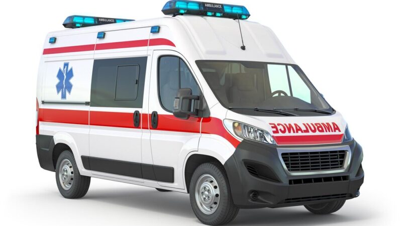 Karetka w rowie: Dwaj ratownicy ranni w porannym wypadku