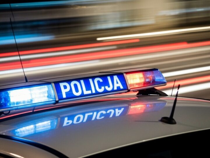 Wrocław: Tajemniczy sprawca zniszczył auto, zostawiając napis „NA FRONT”