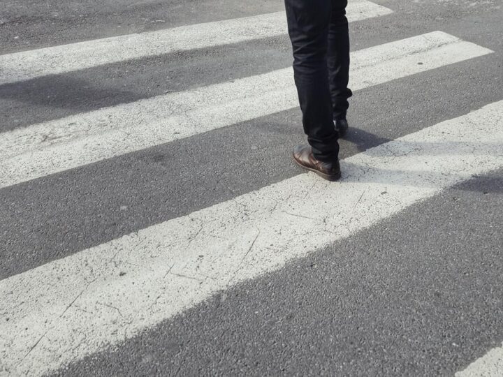 Wrocław wprowadza innowacyjne znaki dla pieszych: Tramwaje mają pierwszeństwo!