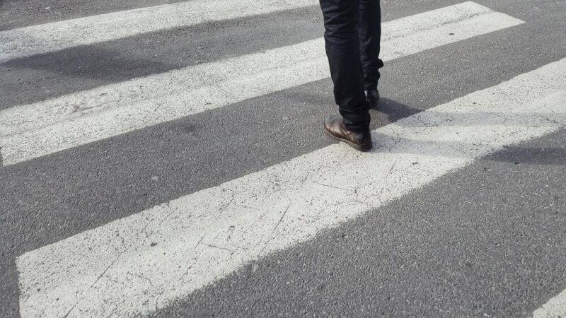 Wrocław wprowadza innowacyjne znaki dla pieszych: Tramwaje mają pierwszeństwo!