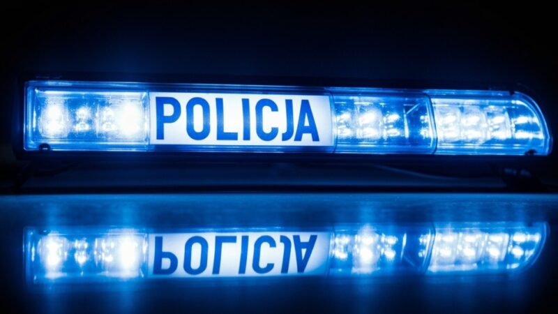 Bezpieczni seniorzy w Oławie: Policja uczy pierwszej pomocy i walki z oszustami