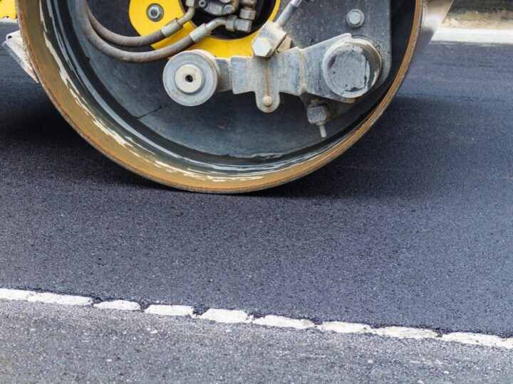 Nowe progi zwalniające na ul. Polnej zwiększają bezpieczeństwo w Kamieńcu Wrocławskim