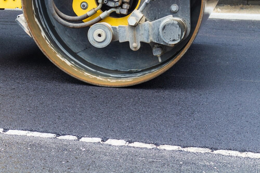 Nowe progi zwalniające na ul. Polnej zwiększają bezpieczeństwo w Kamieńcu Wrocławskim