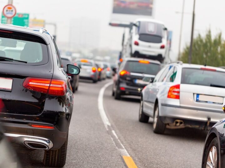 Kolizja na skrzyżowaniu w Wrocławiu: Utrudnienia paraliżują ruch!