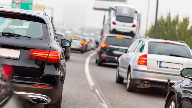 Kolizja na skrzyżowaniu w Wrocławiu: Utrudnienia paraliżują ruch!