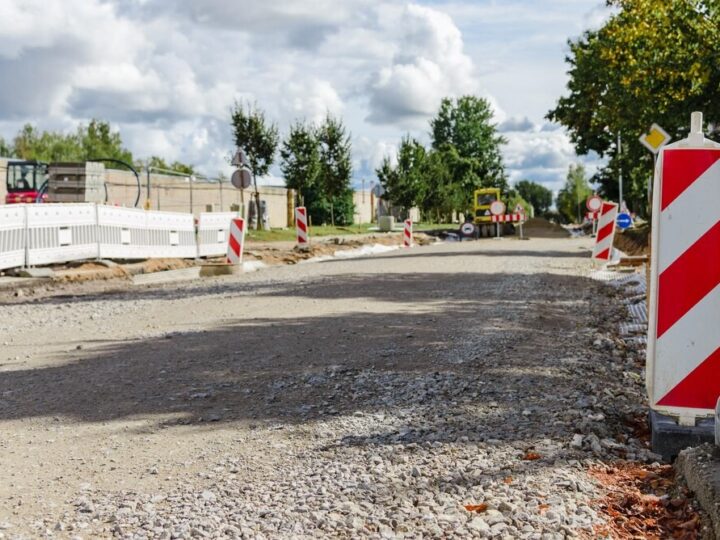 Nowa nawierzchnia ulicy Osiedlowej w Zębicach – mieszkańcy mogą cieszyć się komfortem i bezpieczeństwem!