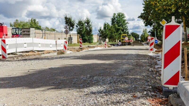 Nowa nawierzchnia ulicy Osiedlowej w Zębicach – mieszkańcy mogą cieszyć się komfortem i bezpieczeństwem!