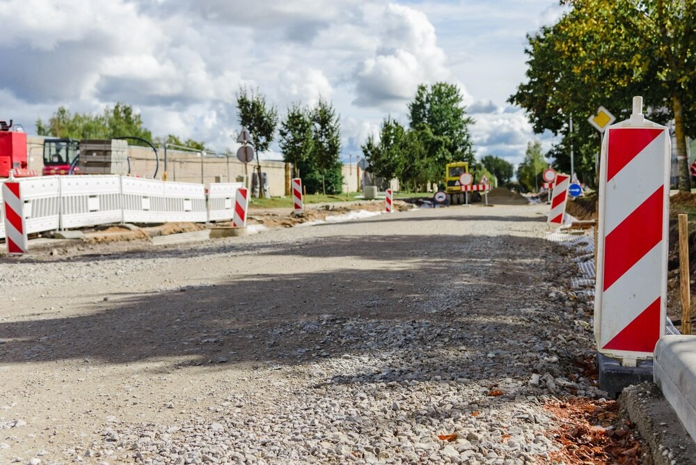 Nowa nawierzchnia ulicy Osiedlowej w Zębicach – mieszkańcy mogą cieszyć się komfortem i bezpieczeństwem!
