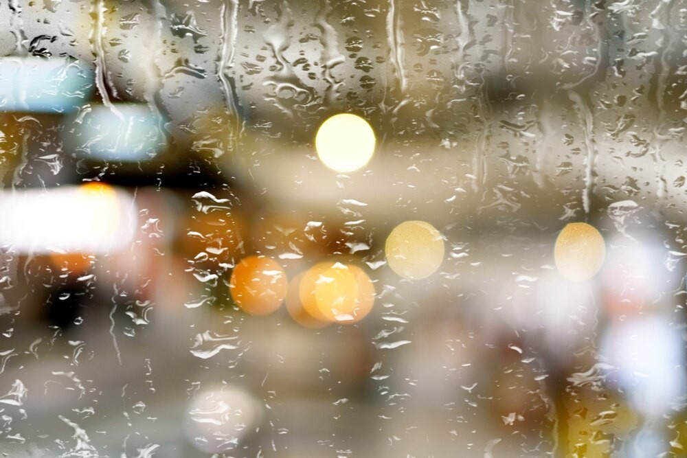 Wrocław w obliczu żywiołu: silny wiatr sieje chaos i wymusza interwencje straży pożarnej